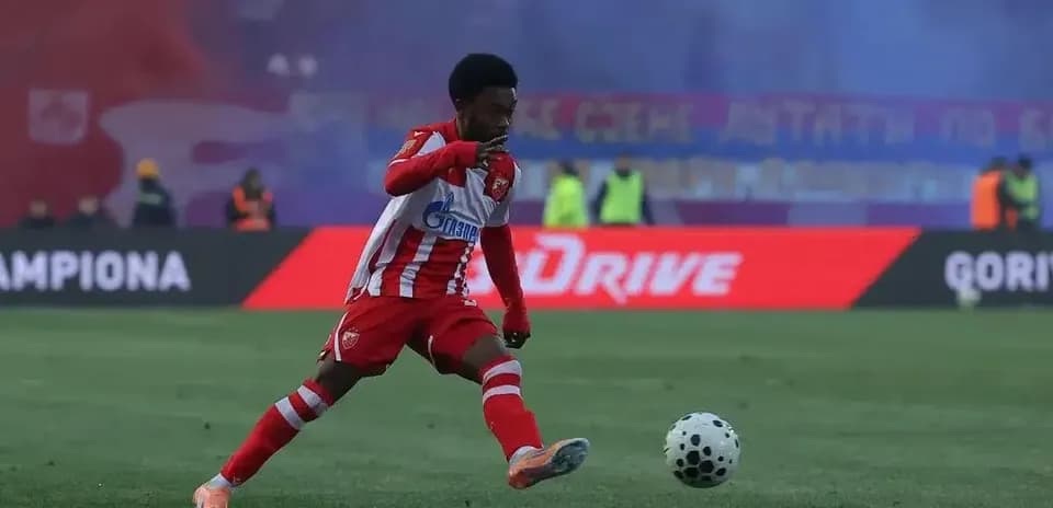 Joueur de FK Crvena Zvezda en action