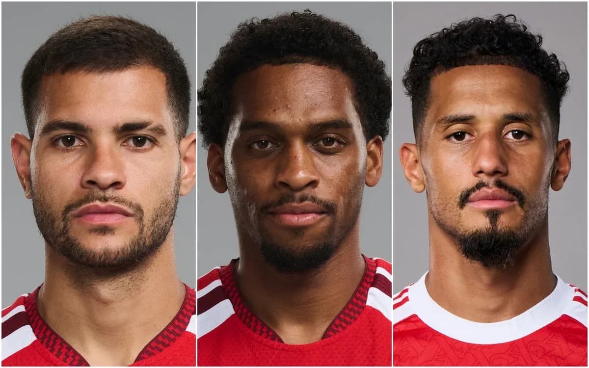 Trois joueurs posant en maillot rouge sur fond gris