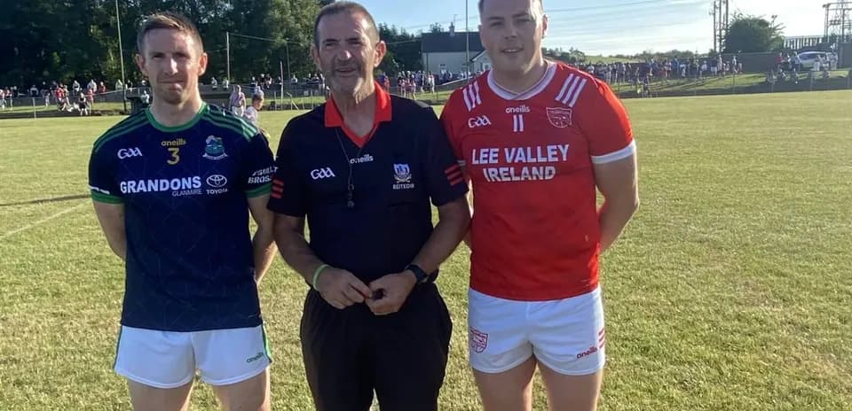 Deux joueurs et un arbitre sur le terrain de football
