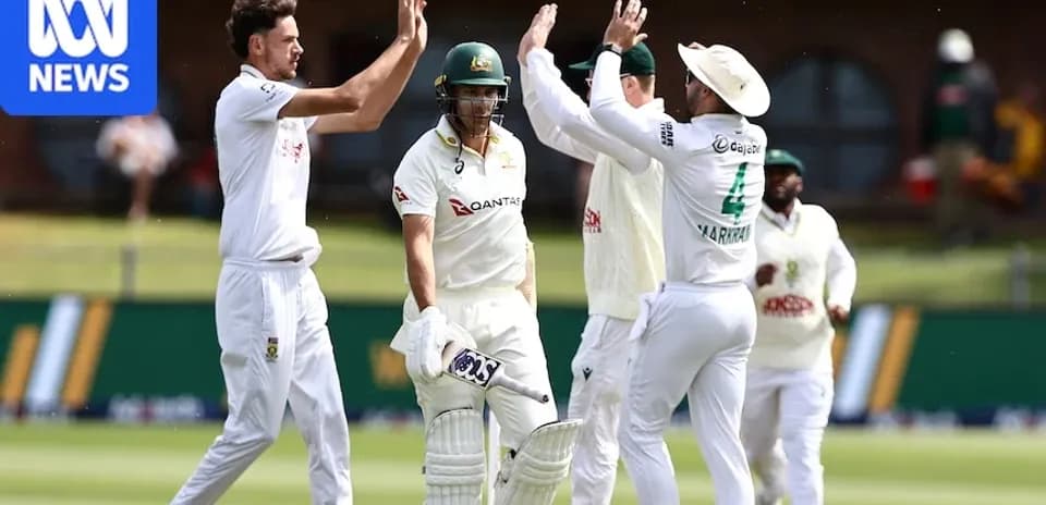 Joueurs célébrant un wicket lors du match de cricket
