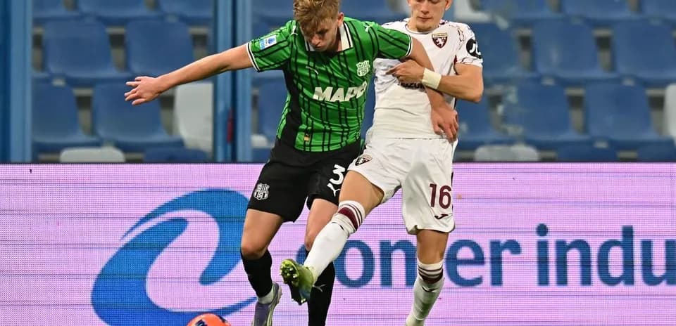 Un joueur de Sassuolo affrontant un joueur de Torino