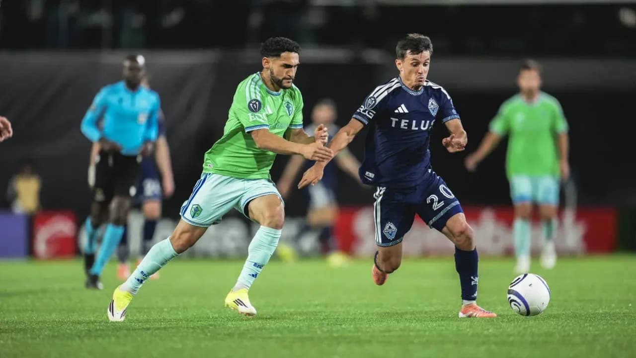 Deux joueurs en compétition pour le ballon