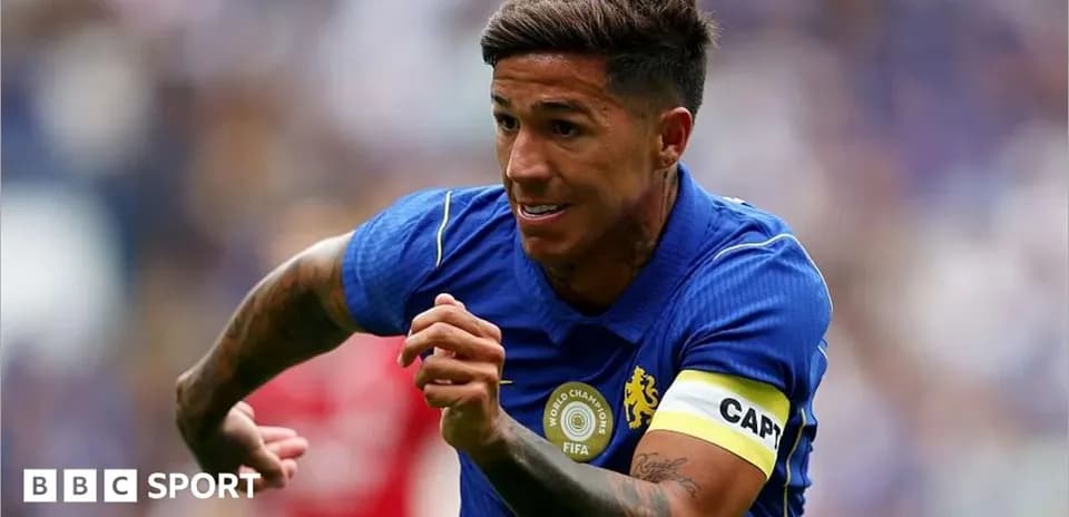 Joueur en maillot bleu courant sur le terrain