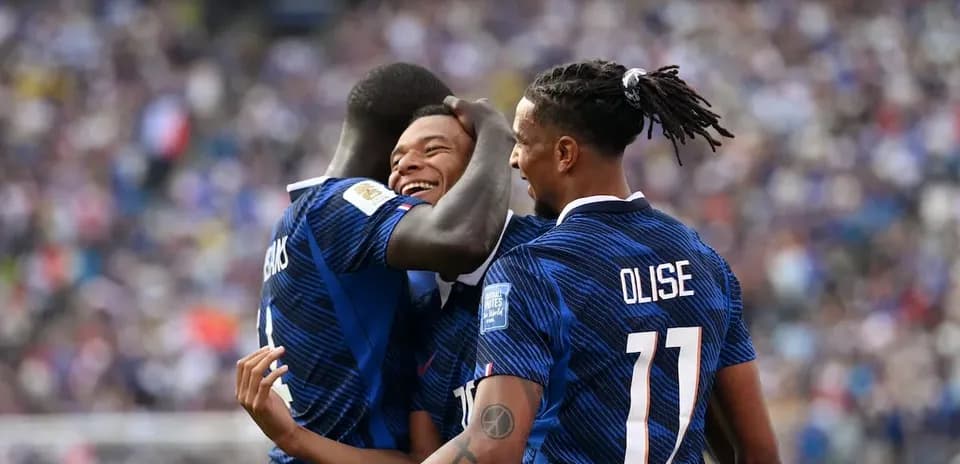 Joueurs français célébrant un but ensemble sur le terrain