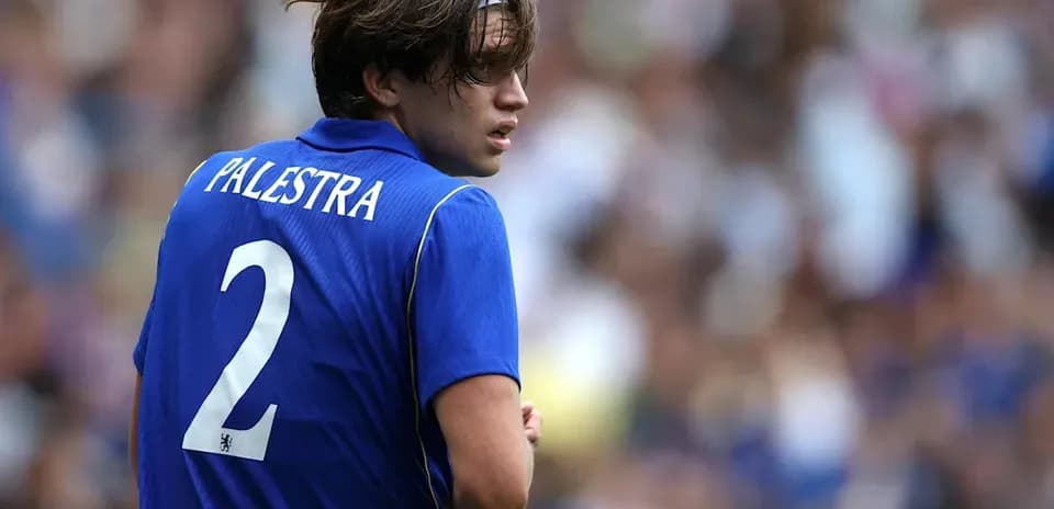 Joueur portant le numéro 2, maillot bleu, regardant en arrière