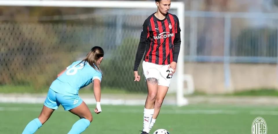 Une joueuse d'AC Milan en action