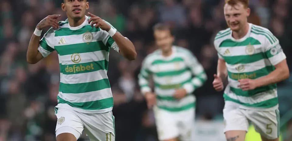 Joueur de Celtic célébrant un but avec coéquipiers