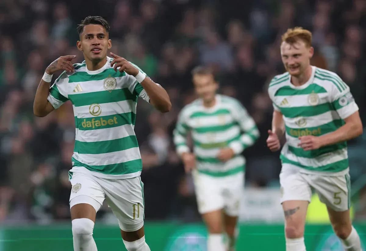 Joueur de Celtic célébrant un but avec coéquipiers