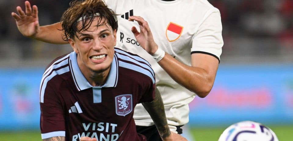 Joueur d'Aston Villa poursuivi par un adversaire