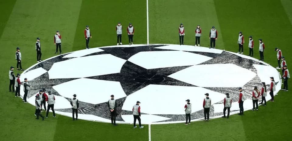 Personnes entourant un logo de la Ligue des champions
