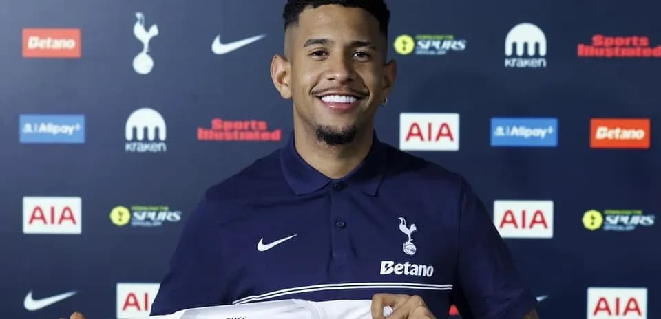 Joueur présentant le maillot de Tottenham Hotspur