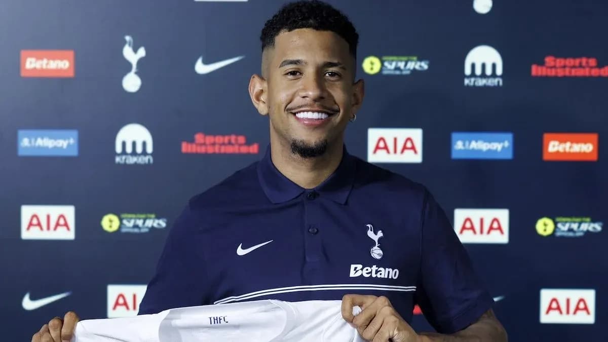 Joueur présentant le maillot de Tottenham Hotspur
