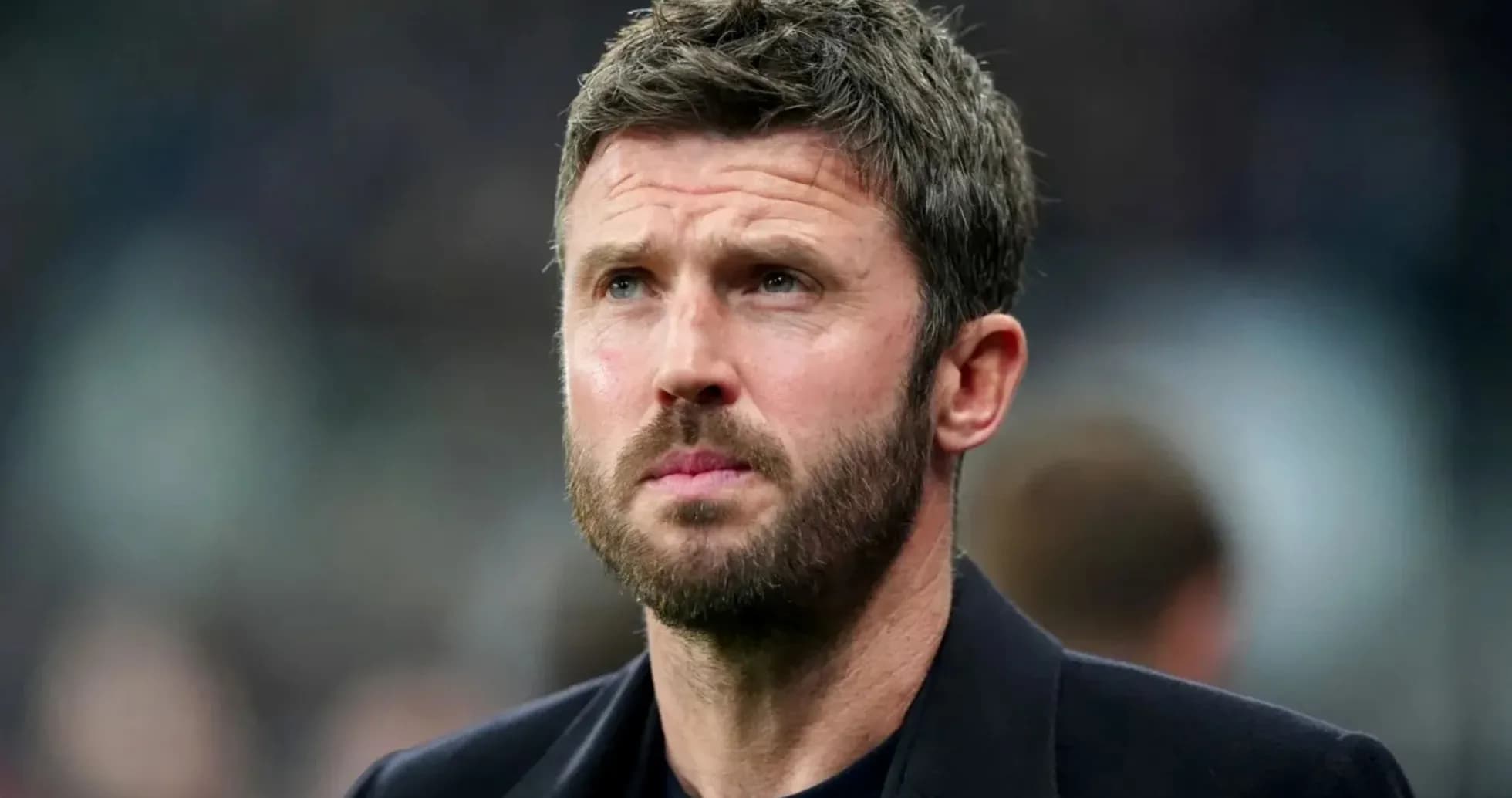 Entraîneur observant le match sur le bord du terrain