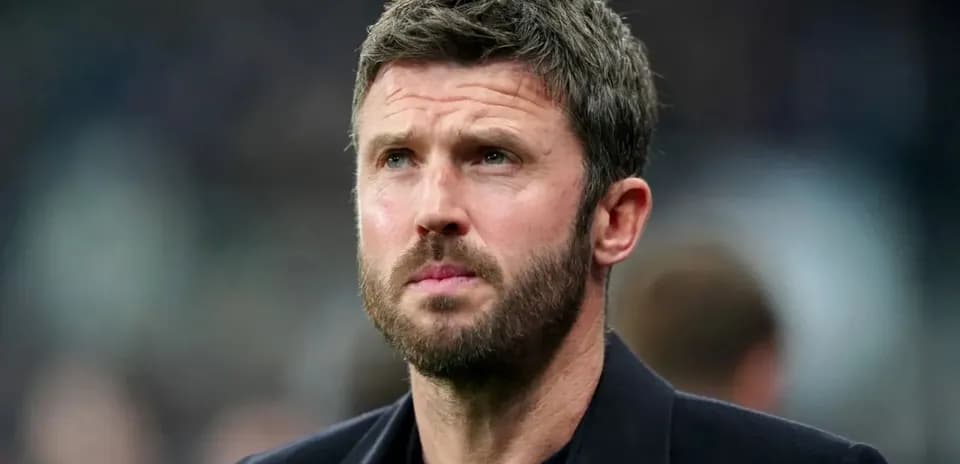 Entraîneur observant le match sur le bord du terrain