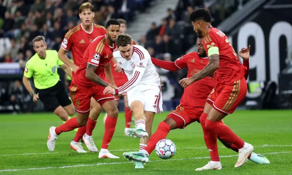Joueur dribblant entre plusieurs défenseurs lors du match