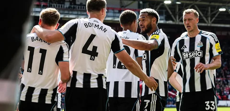 Joueurs de Newcastle célébrant un but ensemble