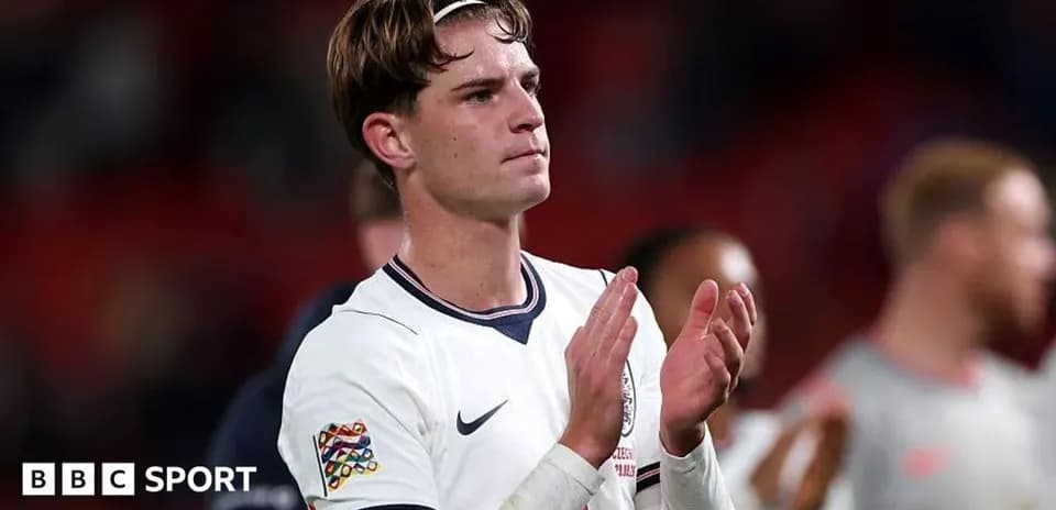 Joueur anglais applaudissant après un match