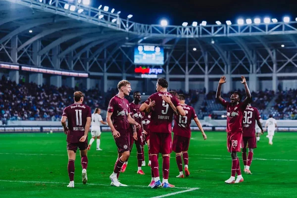 Joueurs de Red Bull Salzburg célébrant un but