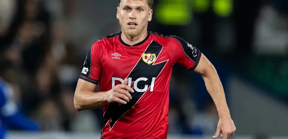 Joueur en action avec le maillot de Rayo Vallecano