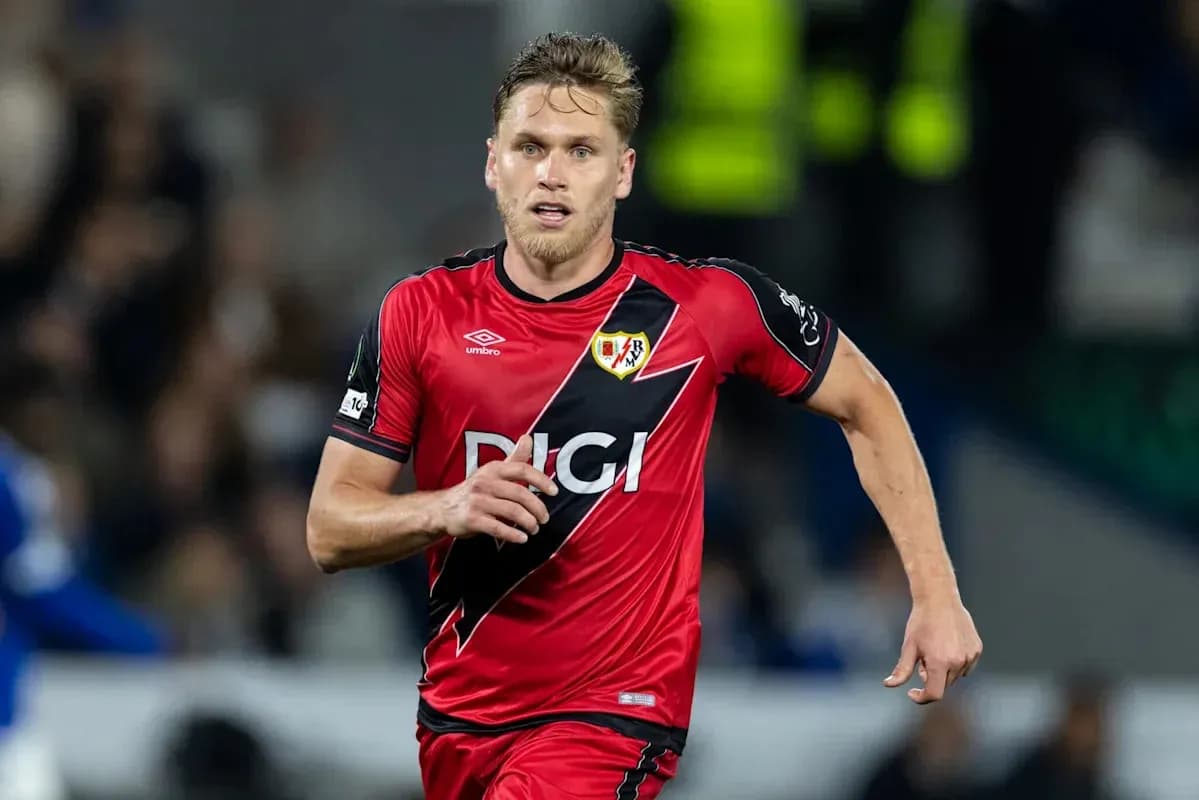 Joueur en action avec le maillot de Rayo Vallecano