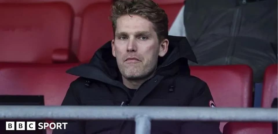 Homme assis dans les tribunes d'un stade