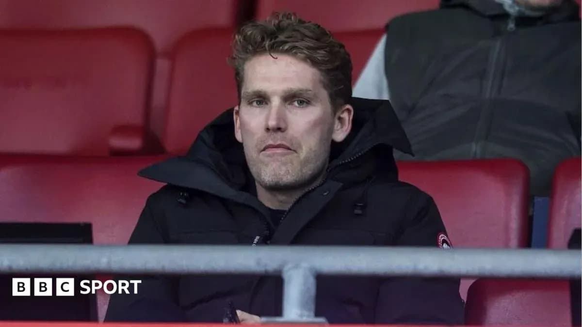 Homme assis dans les tribunes d'un stade