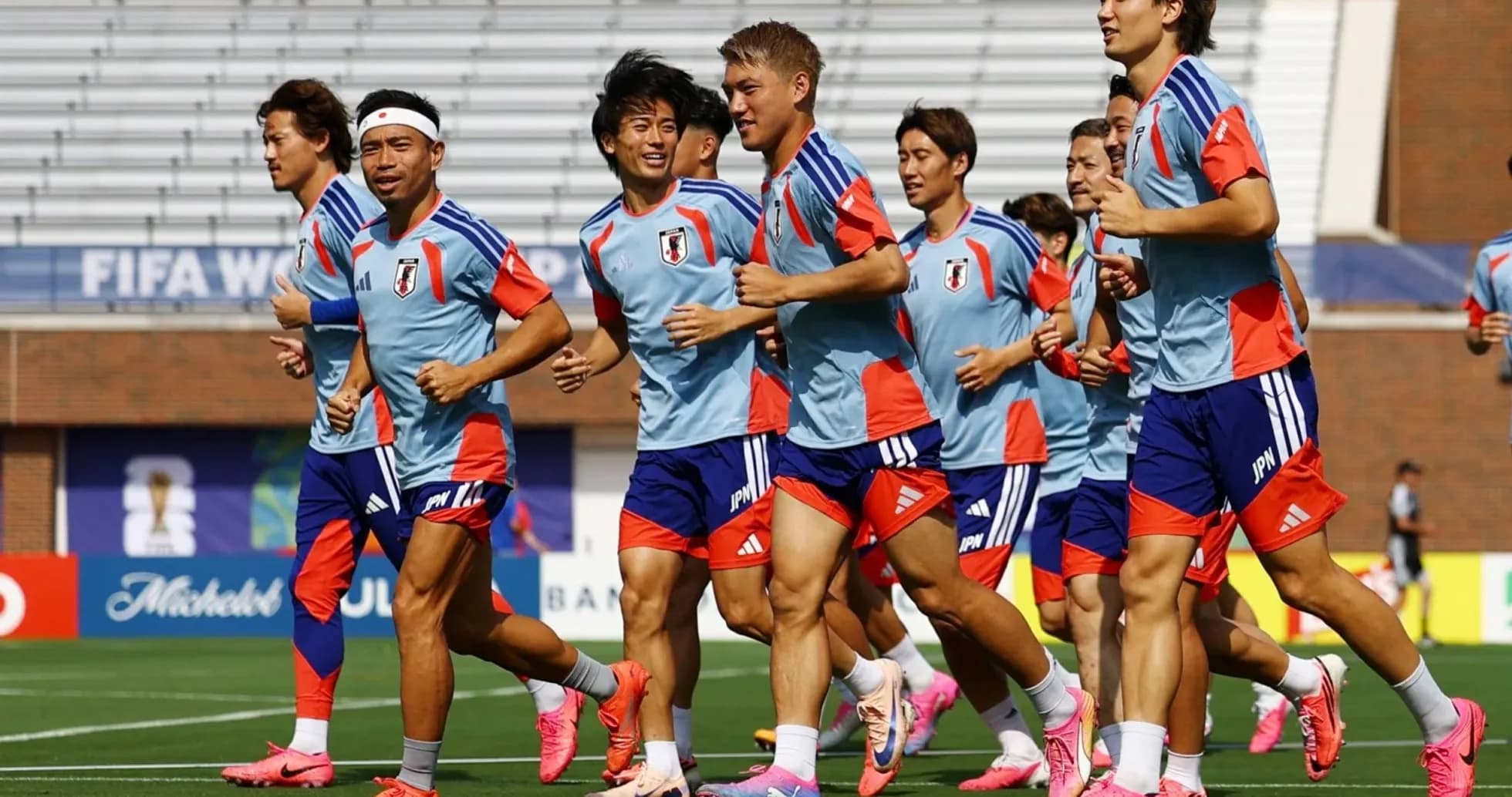 Joueurs japonais courant lors d'une séance d'entraînement