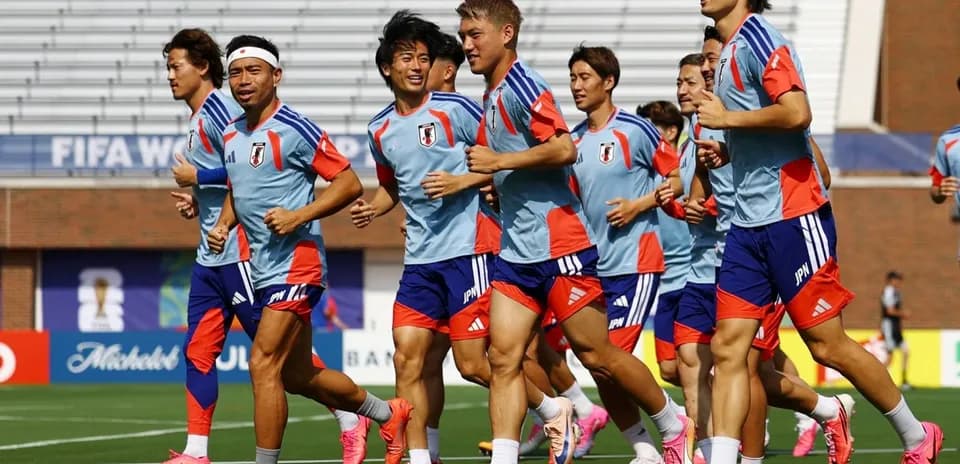 Joueurs japonais courant lors d'une séance d'entraînement