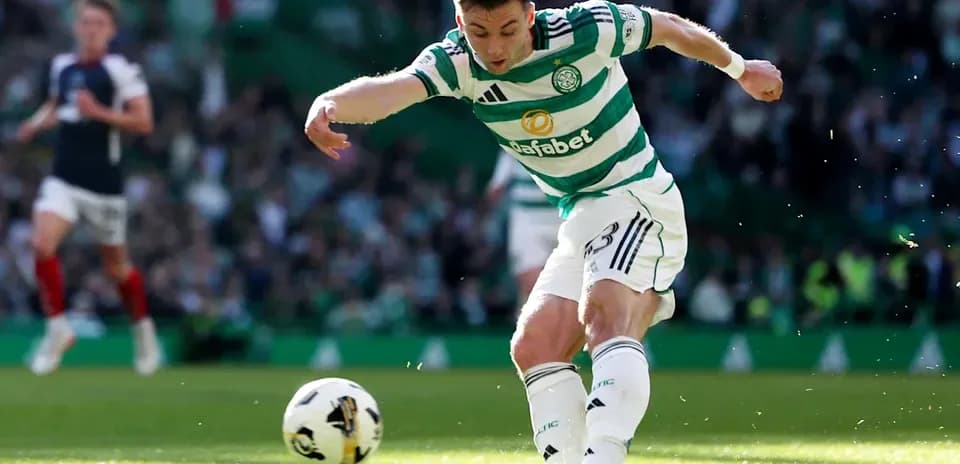 Joueur de Celtic FC tirant le ballon sur le terrain