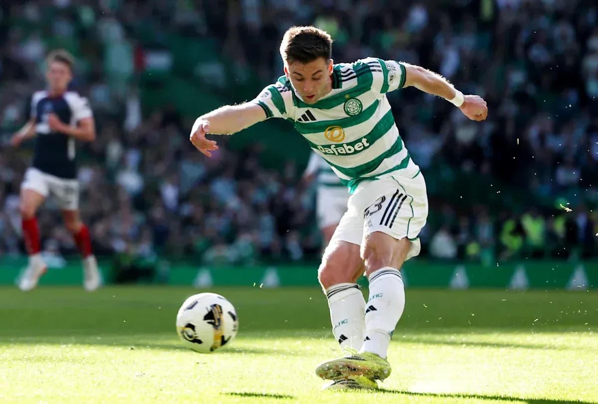 Joueur de Celtic FC tirant le ballon sur le terrain