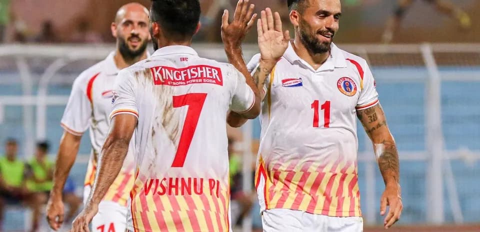Joueurs célébrant un but sur le terrain