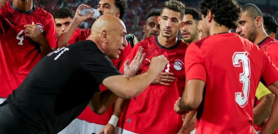 Entraîneur discutant avec l'équipe égyptienne pendant un match