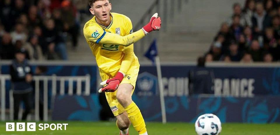 Gardien de but lançant le ballon lors du match