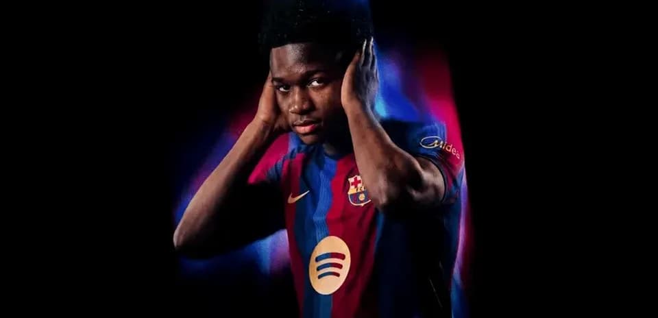 Joueur de Barcelone posant avec un maillot