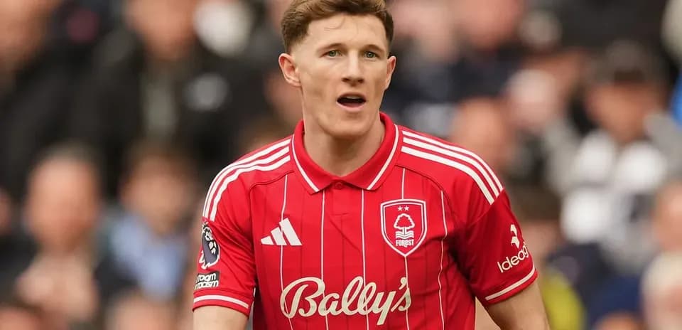 Joueur de Nottingham Forest en maillot rouge sur le terrain