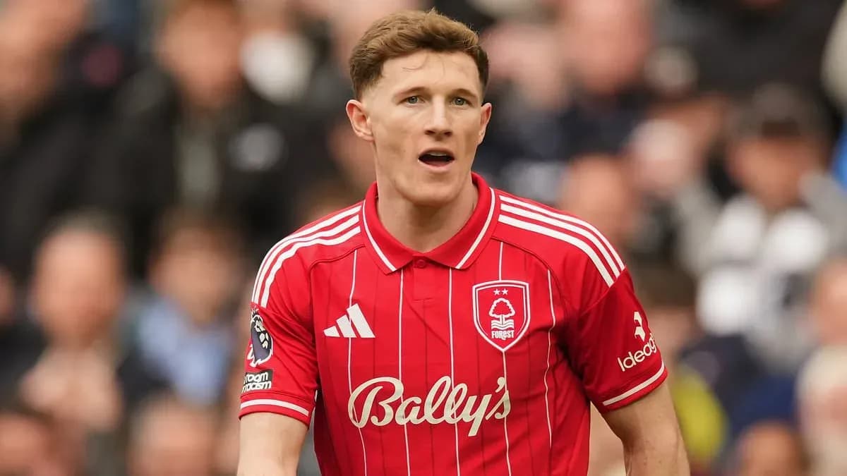 Joueur de Nottingham Forest en maillot rouge sur le terrain