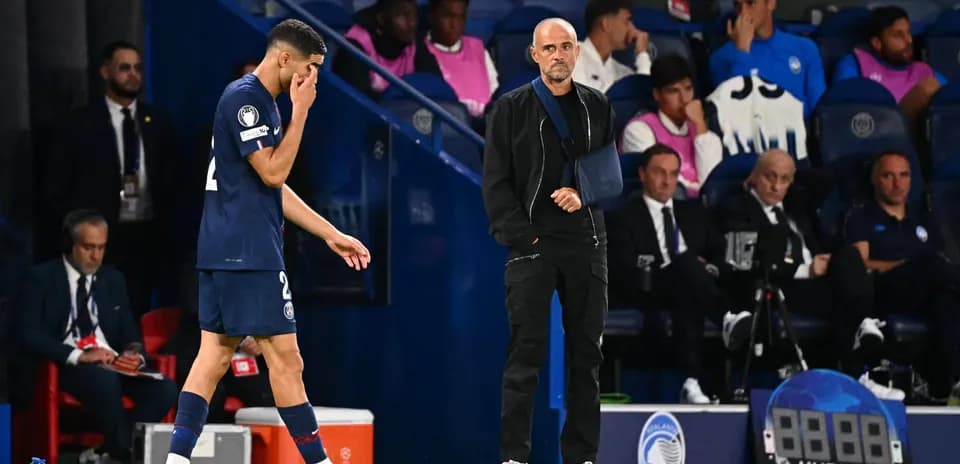 Joueur quittant le terrain avec entraîneur observant