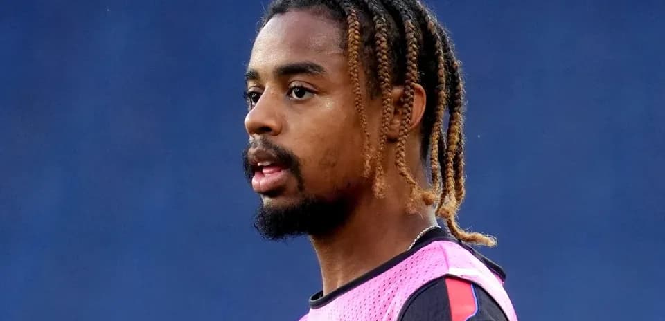 Joueur en survêtement rose lors d'un entraînement