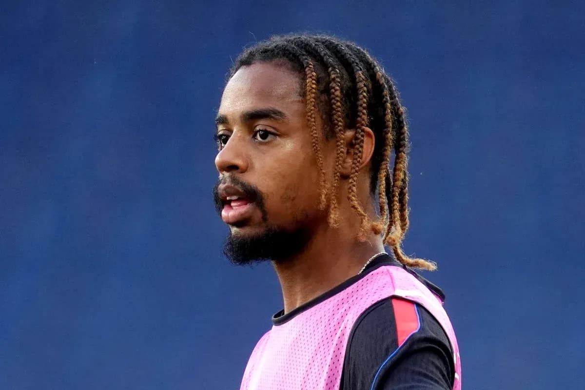 Joueur en survêtement rose lors d'un entraînement