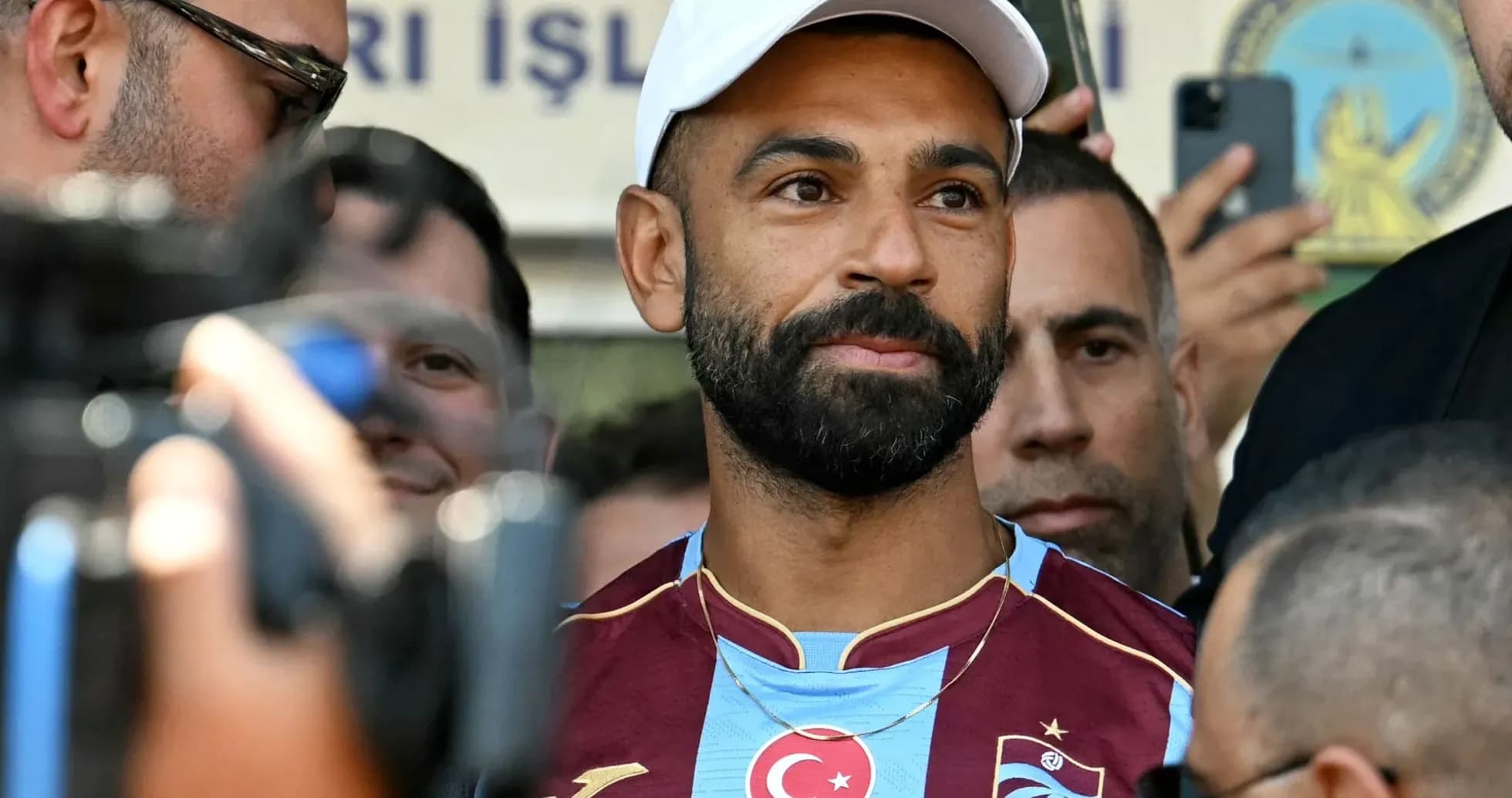 Joueur portant un maillot de Trabzonspor entouré de fans