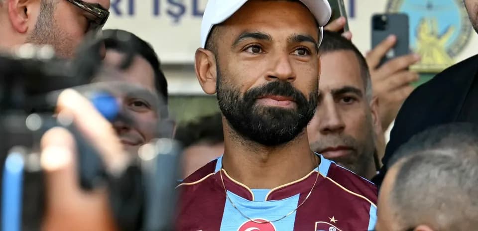 Joueur portant un maillot de Trabzonspor entouré de fans