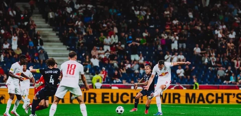 Un joueur de Red Bull Salzburg tirant au but