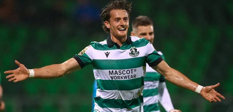 Joueur célébrant un but sur le terrain de football