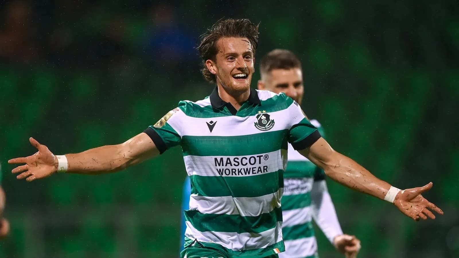 Joueur célébrant un but sur le terrain de football