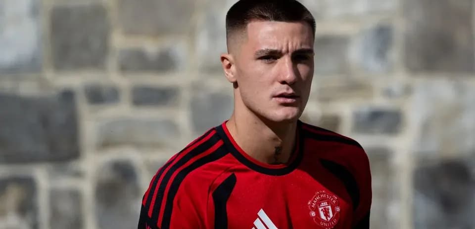 Joueur portant un maillot rouge de Manchester United