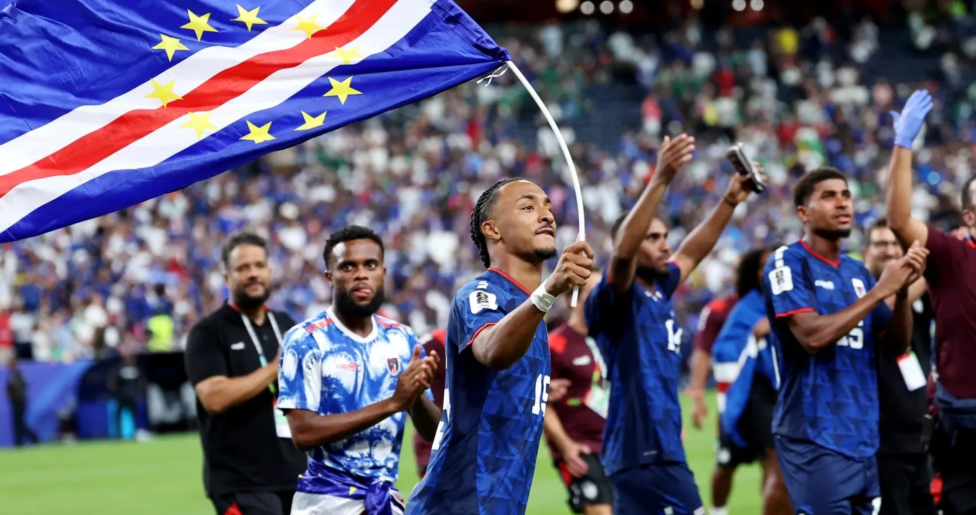 Joueur célébrant avec le drapeau du Cap-Vert