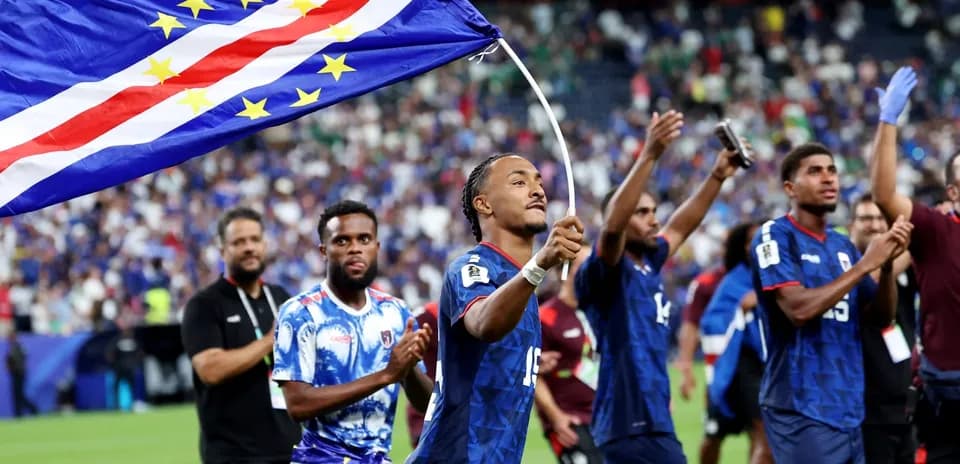 Joueur célébrant avec le drapeau du Cap-Vert