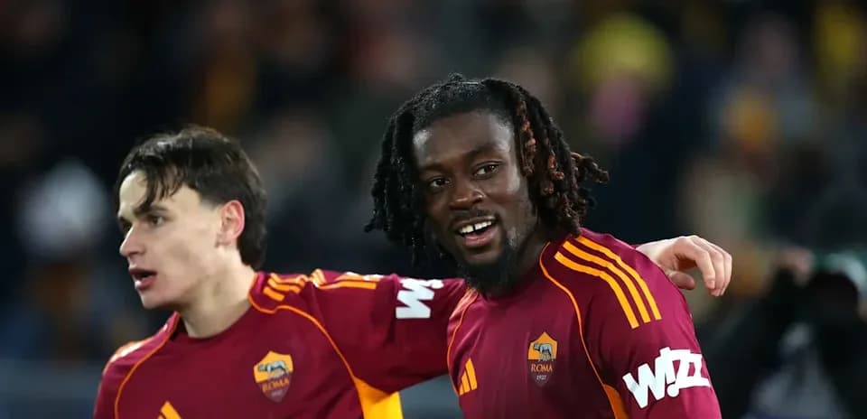 Deux joueurs de l'AS Roma célébrant ensemble