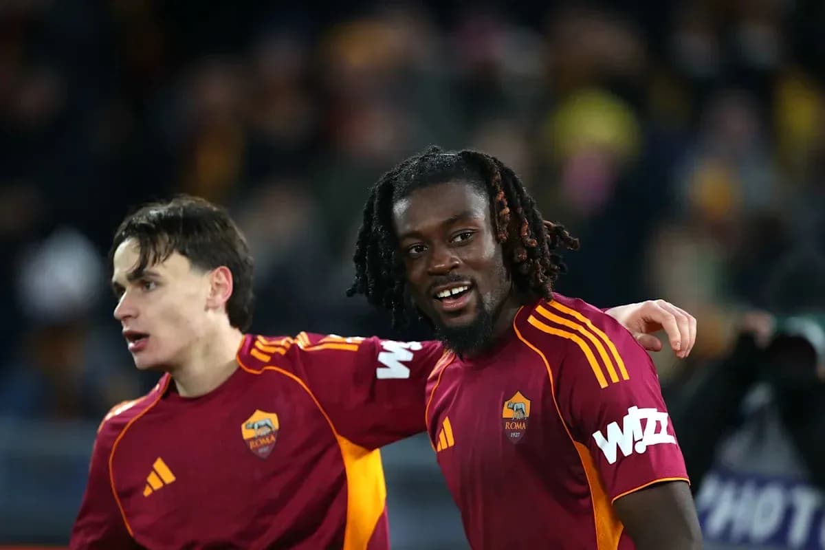 Deux joueurs de l'AS Roma célébrant ensemble