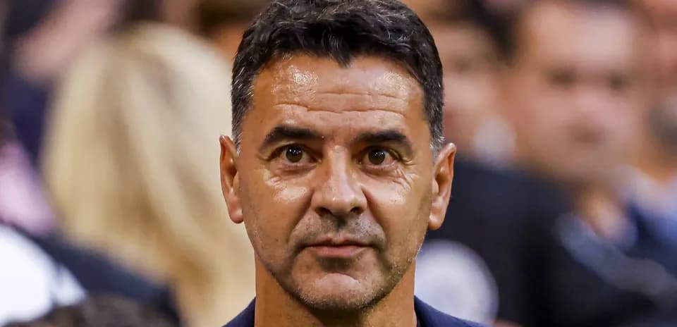 Entraîneur observant le match depuis la ligne de touche
